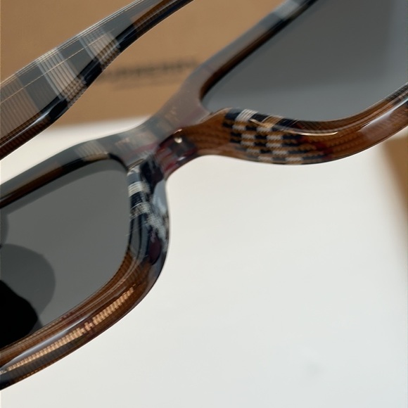 💯 - New Authentic BURBERRY
Dark Gray Square Men's Sunglasses - Picture 15 of 17